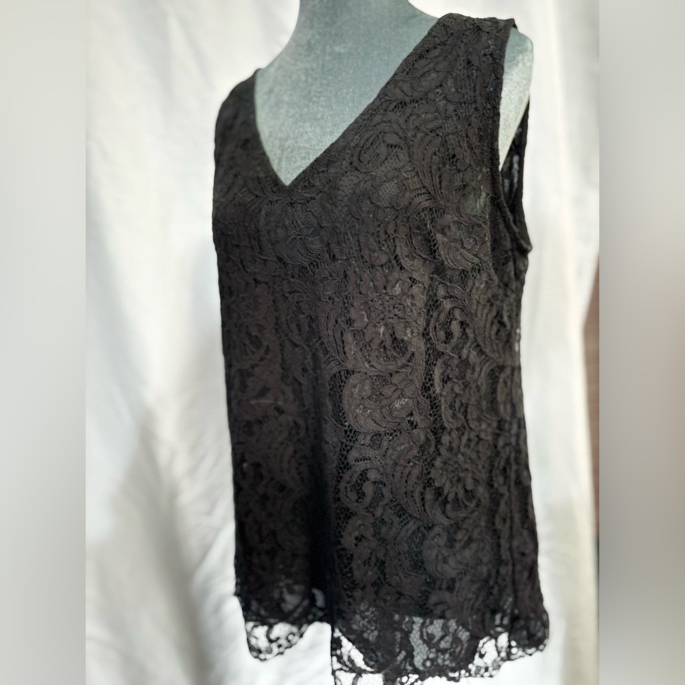 White House Black Market Black Lace & Pleated Back Sleeveless Top – Size M